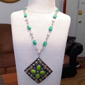 SILVERTONE NECKLACE WITH GREEN STONE AND UNIQUE PENDANT 💚👌🏽